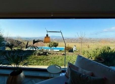 Lux kuca u Mladenovcu sa predivnim pogledom na Kosmaj