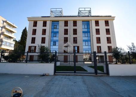 Trosoban stan 100m2 + garaža, Centar - Podgorica