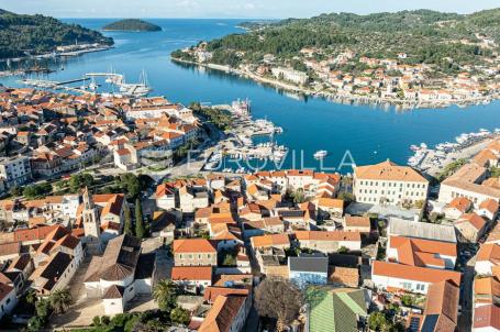 Otok Korčula, Vela Luka, kamena kuća u centru mjesta