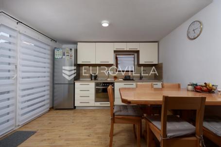 Krk, Malinska, šarmantna kuća u nizu od 100 m² s dodatnim studiom apartmanom
