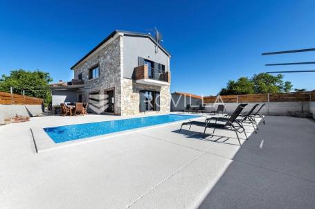 Rovinj, šira okolica Rovinja posebna samostojeća kuca 200 m²