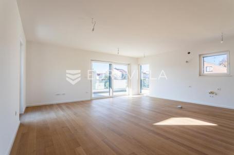 Vodice, NOVOGRADNJA, prostran stan u centru mjesta, 117,53 m²