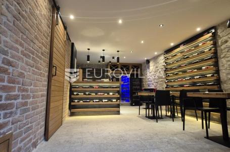 Brač, Milna, dvojna kamena kuća s uhodanim restoranom, prvi red do mora
