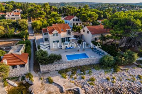 Brač, Splitska, vila s bazenom prvi red uz more, 180 m²