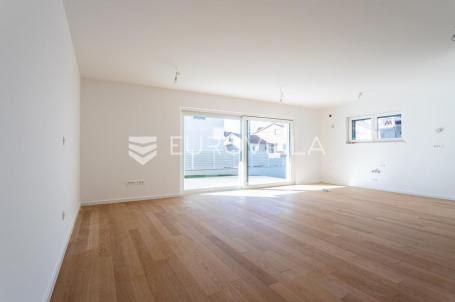 Vodice, NOVOGRADNJA, prostran apartman s dvorištem u centru mjesta, 148,24 m²