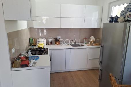 Lasinja, kuća 120 m², novouređena, mirna lokacija