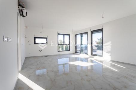 Čiovo, Okrug Gornji | Luksuzni dvosobni penthouse s krovnom terasom i bazenom