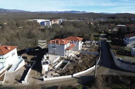 Matulji, Mučići, NOVOIZGRAĐENA dvojna kuća Roh bau, četverosoban stan 213 m², bazen