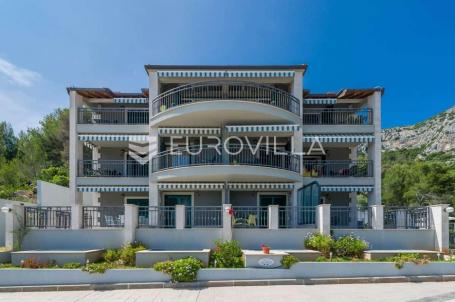 Hvar, Milna, apartmanska kuća s bazenom ukupne površine 1044 m²