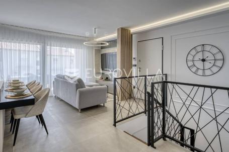 Krk, NOVOGRADNJA u Krku, četverosoban dvoetažni stan 136 m² sa wellnessom i bazenom