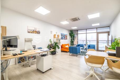 Zabok, poslovni prostor, 61 m² na atraktivnoj lokaciji