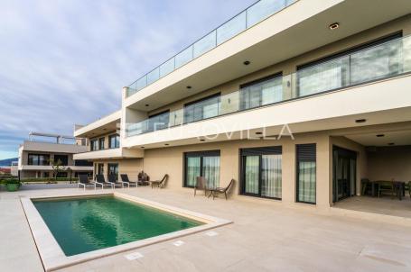 Kaštel Sućurac, novoizgrađena vila s bazenom i panoramskim pogledom na more