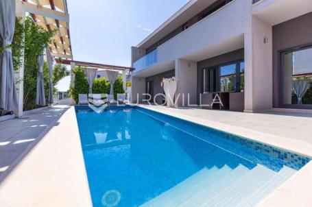 Rogoznica, kuća s bazenom i pogledom na more, 352 m²