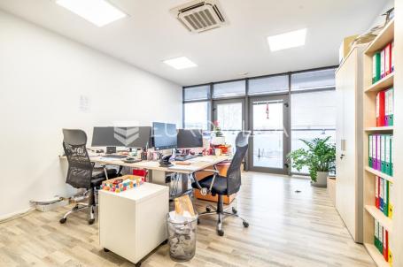 Zabok, poslovni prostor, 50 m² na atraktivnoj lokaciji