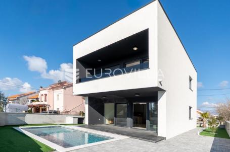 Zadar, Privlaka, moderna vila s bazenom, novogradnja, 300m od mora