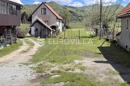 Mrkopalj, samostojeća goranska kuća nedaleko skijališta