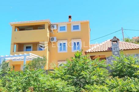 Otok Lošinj, kuća sa četiri apartmana, 220 m², na mirnoj lokaciji blizu mora