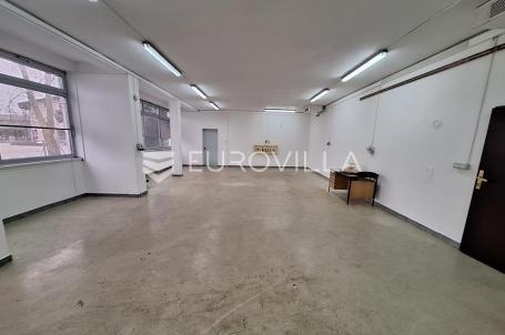 Karlovac, stambeno poslovna zgrada 1000 m², višenamjenska mogućnost