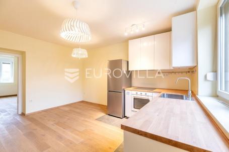 Zagreb, Zvonimirova, prostran trosoban stan/poslovni prostor površine 56 m²