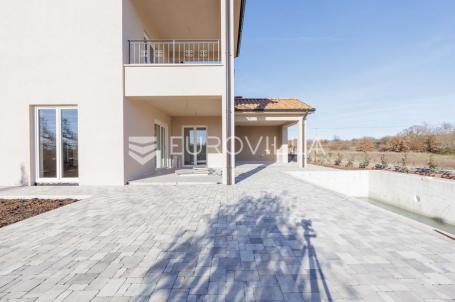 Istra, Žminj, kuća s bazenom i pogledom na vinograd u privatnom kompleksu, novogradnja