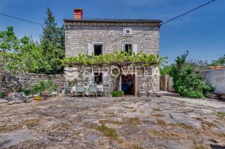 Istra, Svetvinčenat, imanje s dvije kamene kuće i okućnicom od 2.272 m²