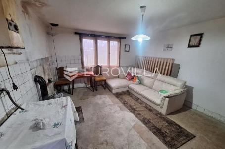 Duga Resa, Donji Zvečaj, kuća 140 m², 500 m do Mrežnice, velika okućnica