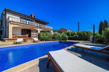 Krk, Punat, samostojeća kuća s dva apartmana po 100 m², studio apartman, bazen, garaža, sauna