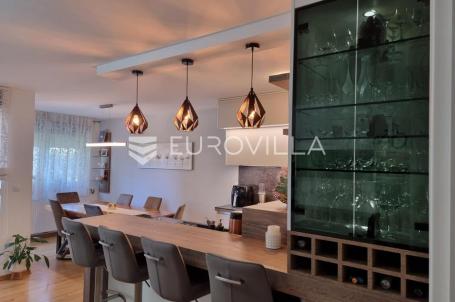 Zagreb, Donji grad, vrhunski peterosoban stan, površine 127 m²