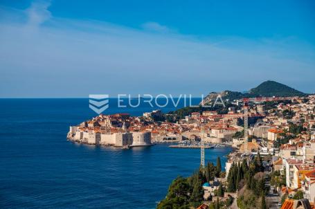 Dubrovnik, prostran trosoban stan s balkonom i pogledom