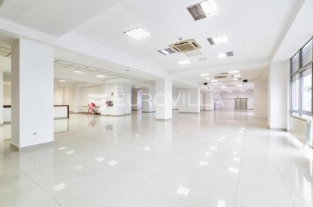 Zagreb, Dubrava, poslovni prostor 800 m² na 1. katu poslovne zgrade