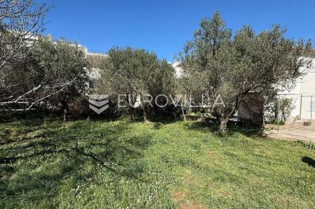 Murter, građevinsko zemljište 618 m², drugi red do mora, s projektom za kuću