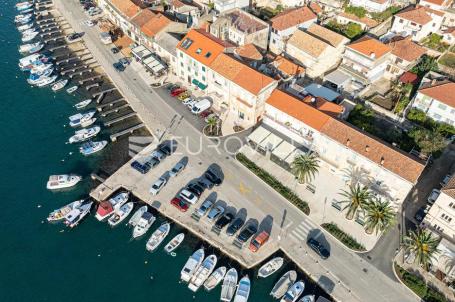 Otok Korčula, Vela Luka, kamena kuća u centru mjesta