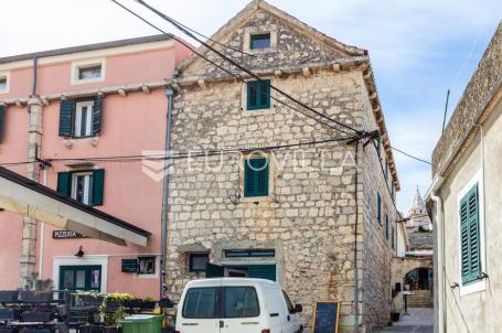 Primošten, kamena kuća u staroj jezgri, 150 m²