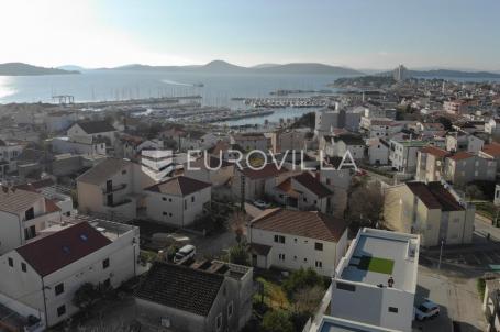 Vodice, NOVOGRADNJA, penthouse s krovnom terasom i pogledom na more, 141,80 m²