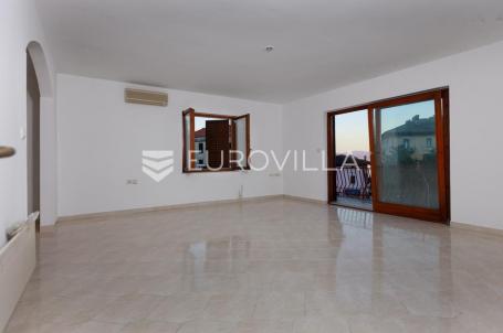 Lovran, centar, četverosoban stan od 109 m², pogled na more, 20 m od plaže