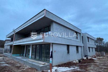 Rovinj, okolica, prostrani stan u modernoj novogradnji s dva parkirna mjesta