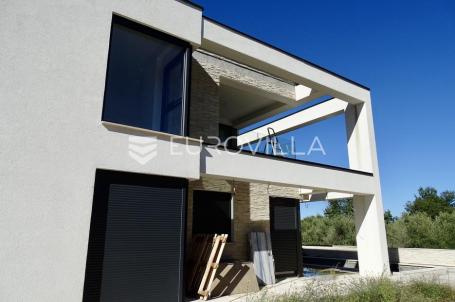 Krk, Malinska, NOVOGRADNJA sa dva odvojena stana po 130 m², okućnicom od 300 m²