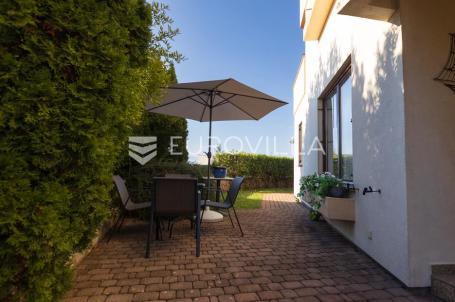 Krk, Malinska, trosoban stan 72 m² s privatnom okućnicom od 96 m² i parkingom