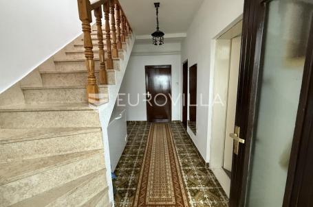 Osijek, Tenja, na prodaju kuća površine 200 m² sa velikom okućnicom