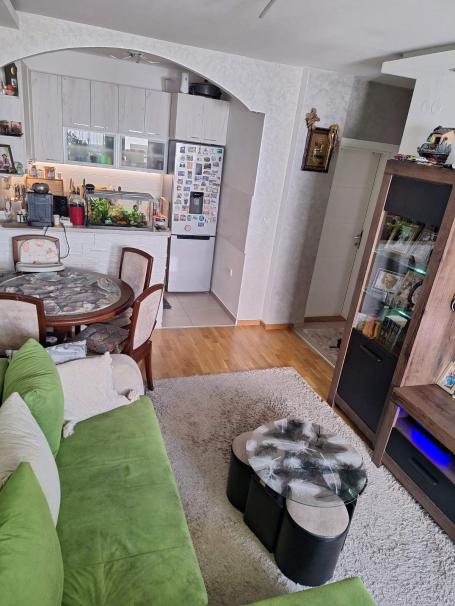 Novi Sad - Bulevar patrijarha Pavla, prodaje se odličan dvoiposoban stan od 53m2, uknjižen. 
Stan se