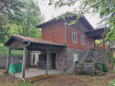 Sremska Kamenica - Čardak, prodaje se vikend kuća na prelepom placu od 1820m2, uknjižena. 
Vikendica