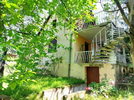 Čortanovci - prodaje se vikendica od 51m2 na lepom placu od 1639m2, uknjižena, odmah useljiva. 
Sast