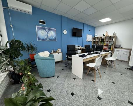  Novi Sad - centar, prodaje se lokal od 26m2, uknjižen, odlična lokacija. 
Lokal je trenutno izdat i