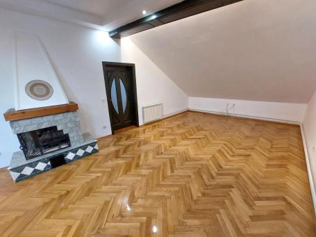 Novi Sad - centar -pešačka zona, Izdaje se prizemna kuća od 253m2, idealna za POSLOVNI PROSTOR, odma