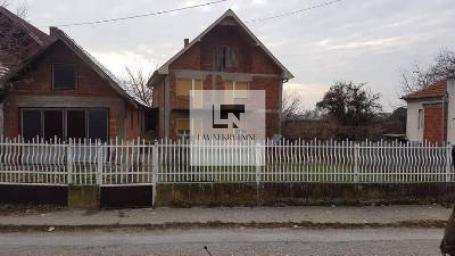Velika kuća sa velikim placem
