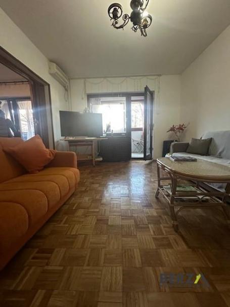 ODLIČAN TROSOBAN STAN, KOD SAJMA, MOGUĆNOST ADAPTACIJE U TROIPOSOBAN
