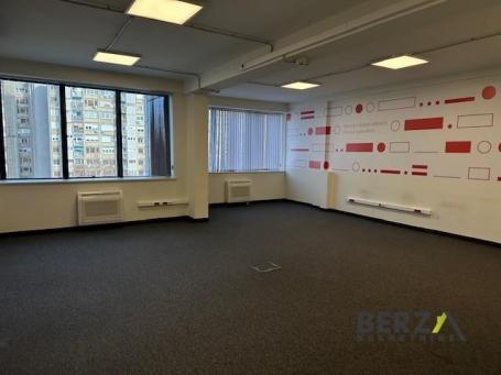 Izdaje se poslovni prostor – kancelarije 256 m², poslovna zgrada, IV sprat, lift