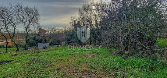 Novigrad, okolica, predivno zemljište 1082 m2 sa ucrtanom starinom!