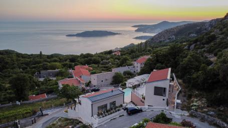 Dve luksuzne vile sa bazenima i panoramskim pogledom na more– Kuljače, Budva