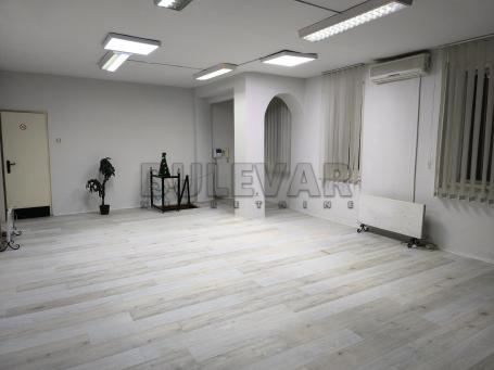 Izdaje se poslovni prostor u centru, 70m2